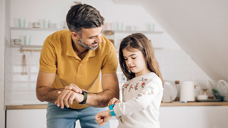 Pai e filha a sincronizarem smartwatches
